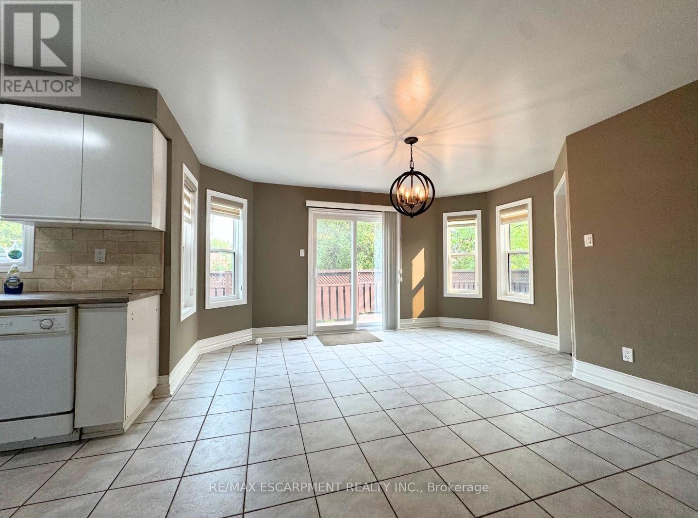Photo 12 of 1362 Pilgrims Way, Oakville ON