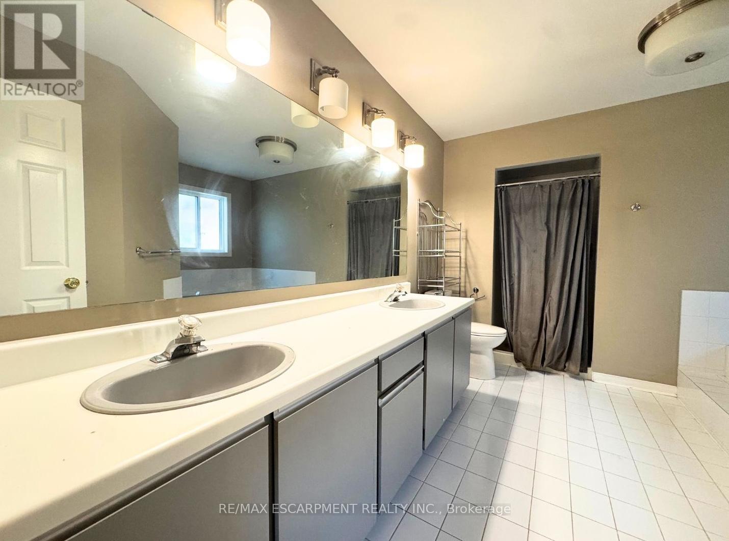 Photo 5 of 1362 Pilgrims Way, Oakville ON