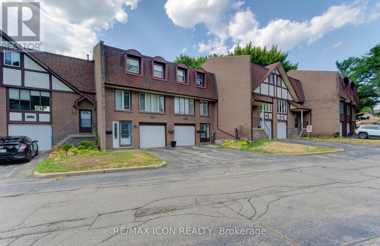 Photo 22 of 57 49 Cedarwoods Crescent, Kitchener ON