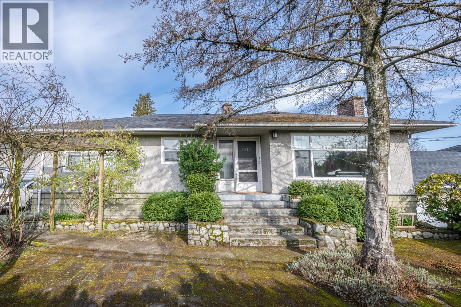 Photo 4 of 9263 10th Avenue, Burnaby BC
