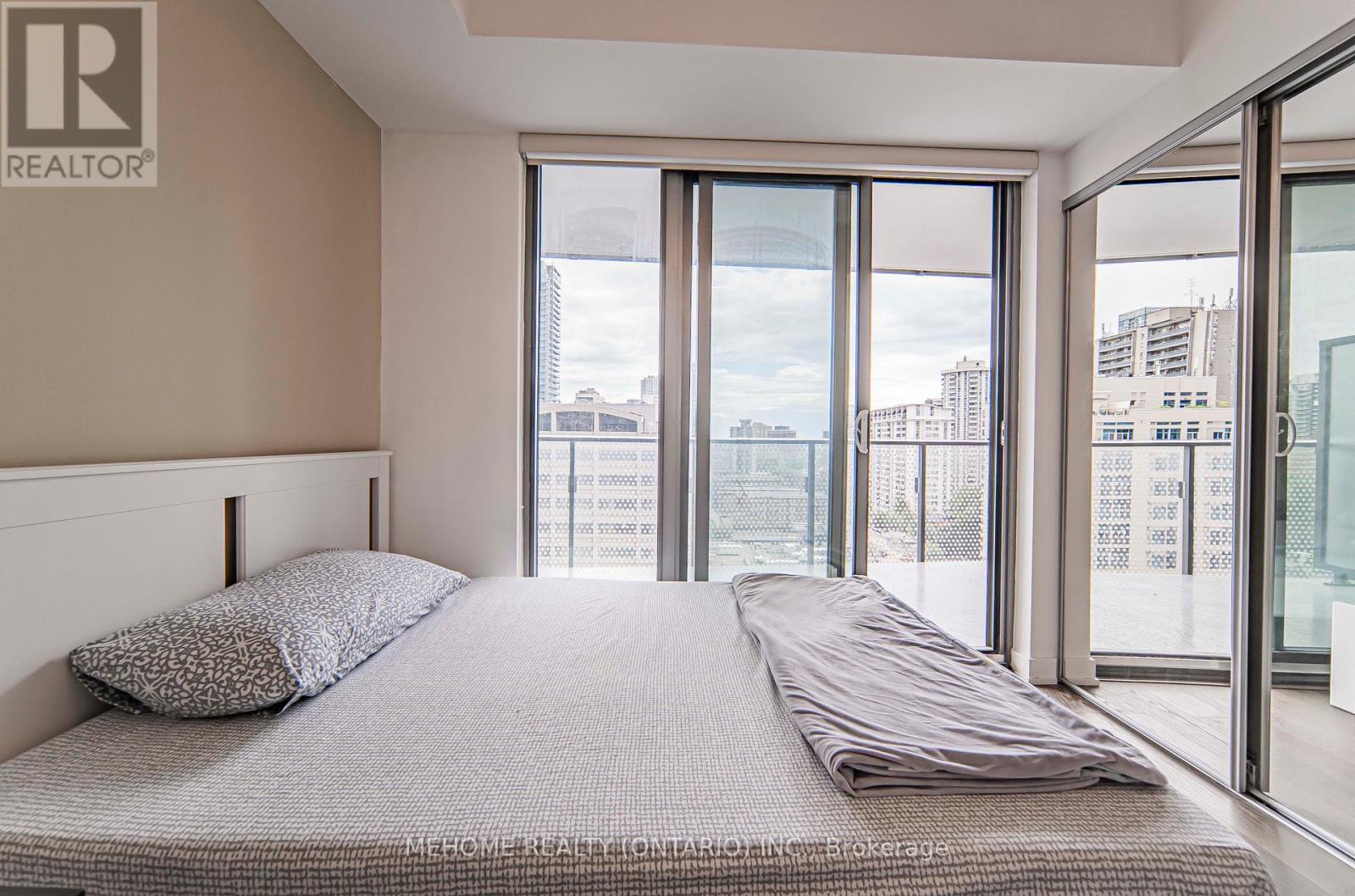 Photo 4 of 902 11 Wellesley Street W, Toronto ON