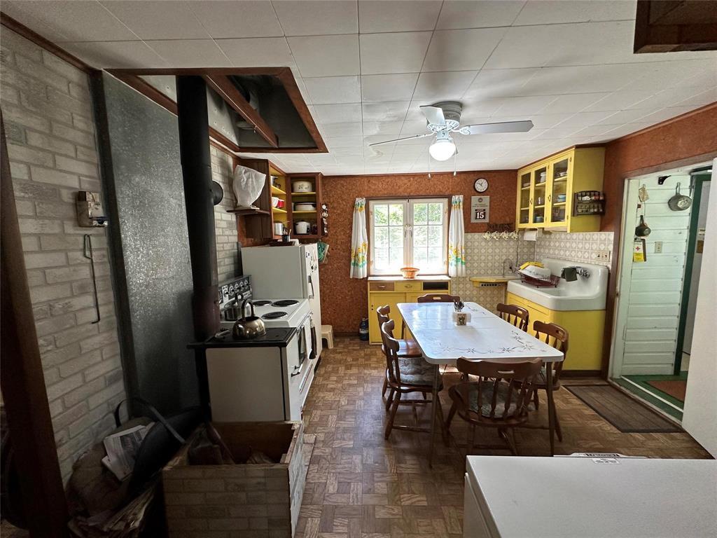 Photo 10 of 314 7th Avenue, Victoria Beach MB