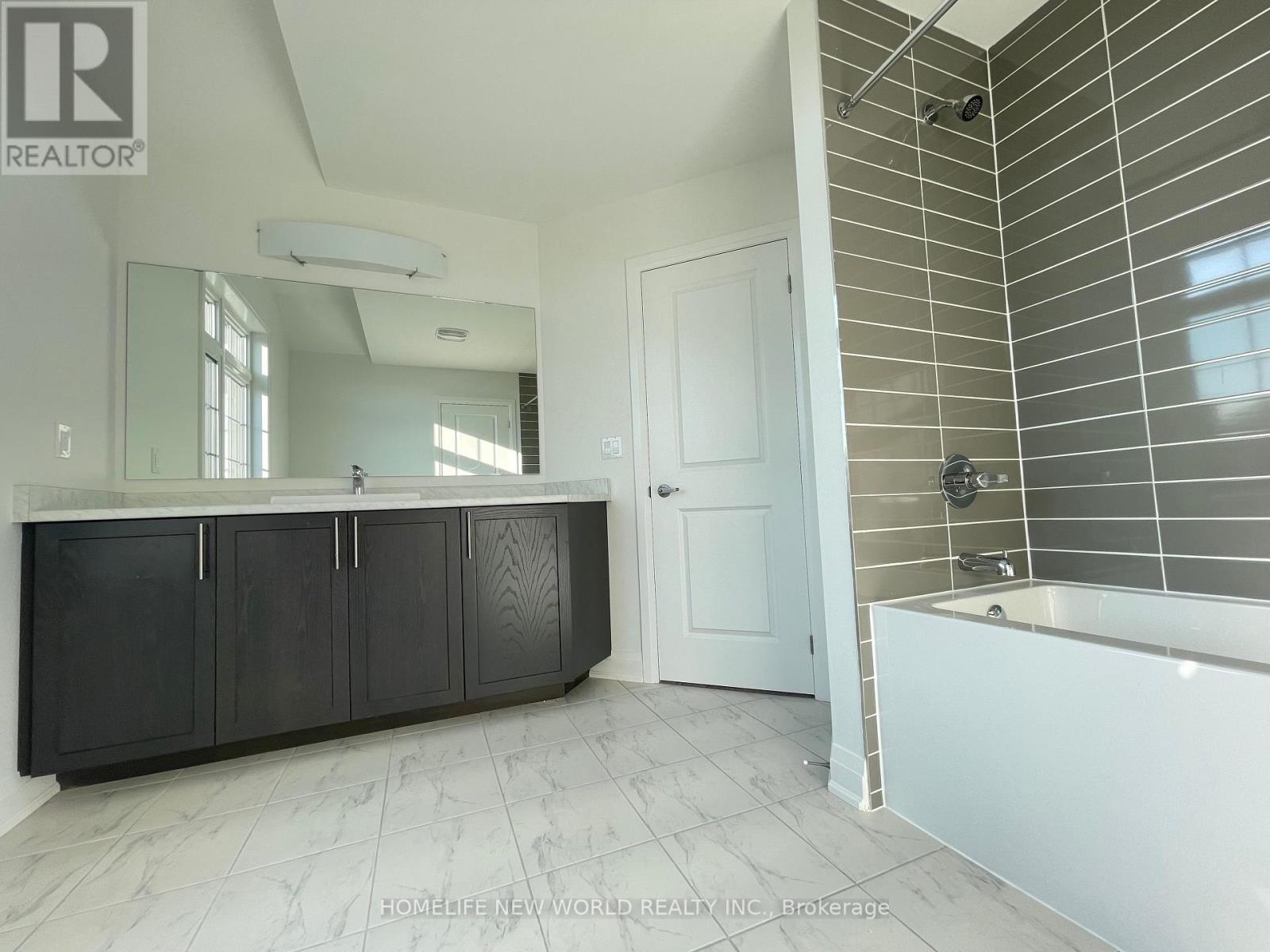 Photo 11 of 25 Marlene Johnston Drive, East Gwillimbury ON