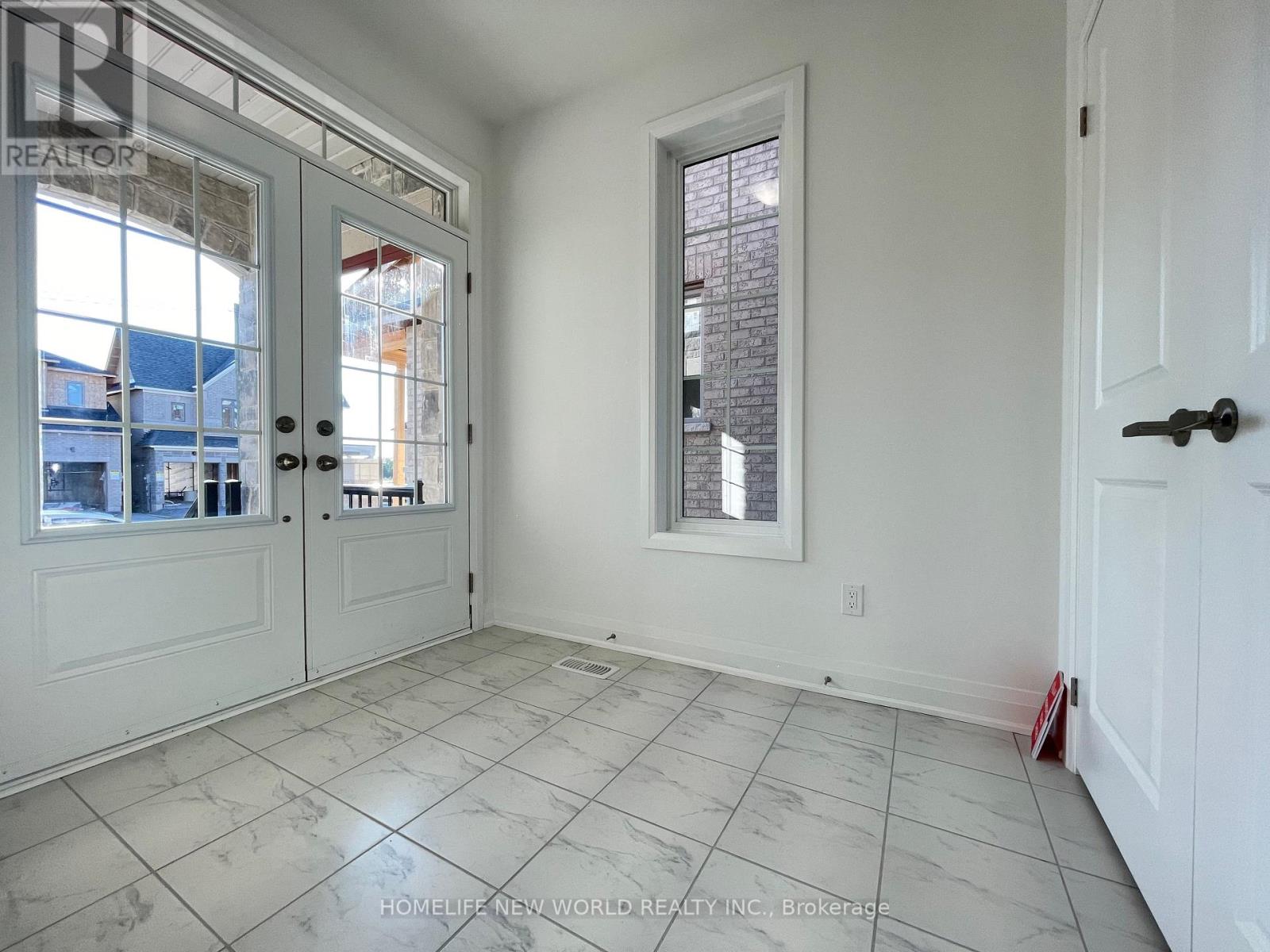 Photo 10 of 25 Marlene Johnston Drive, East Gwillimbury ON