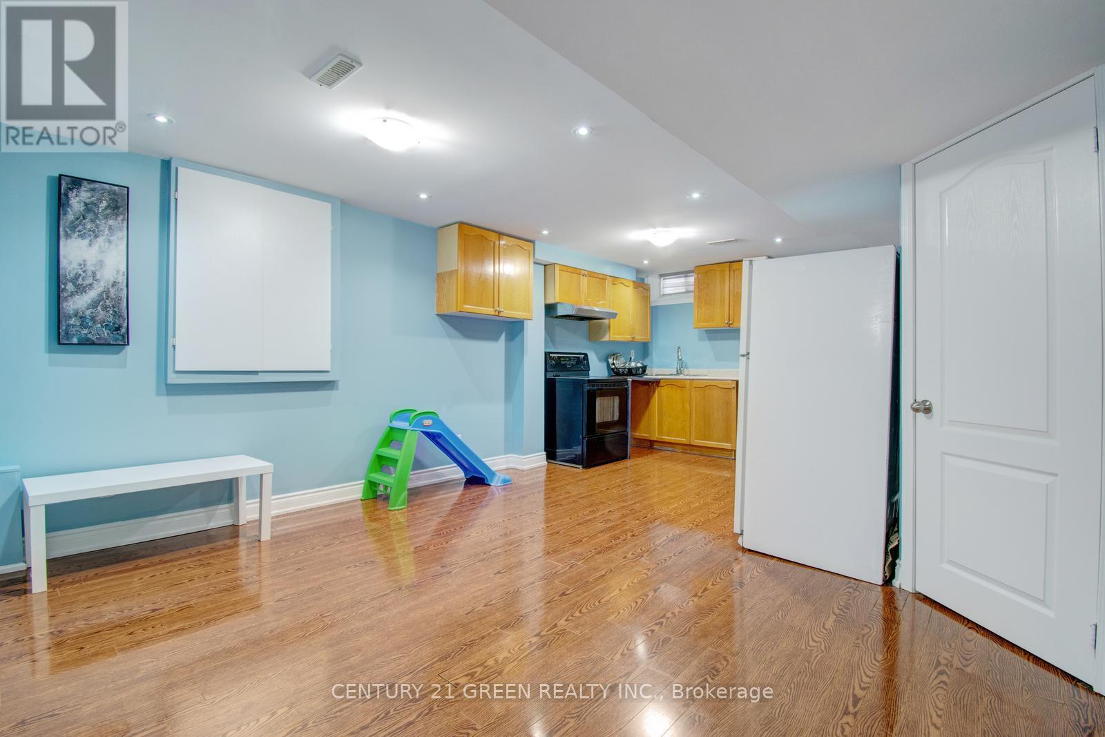 Photo 16 of 26 Oatfield Road, Brampton ON