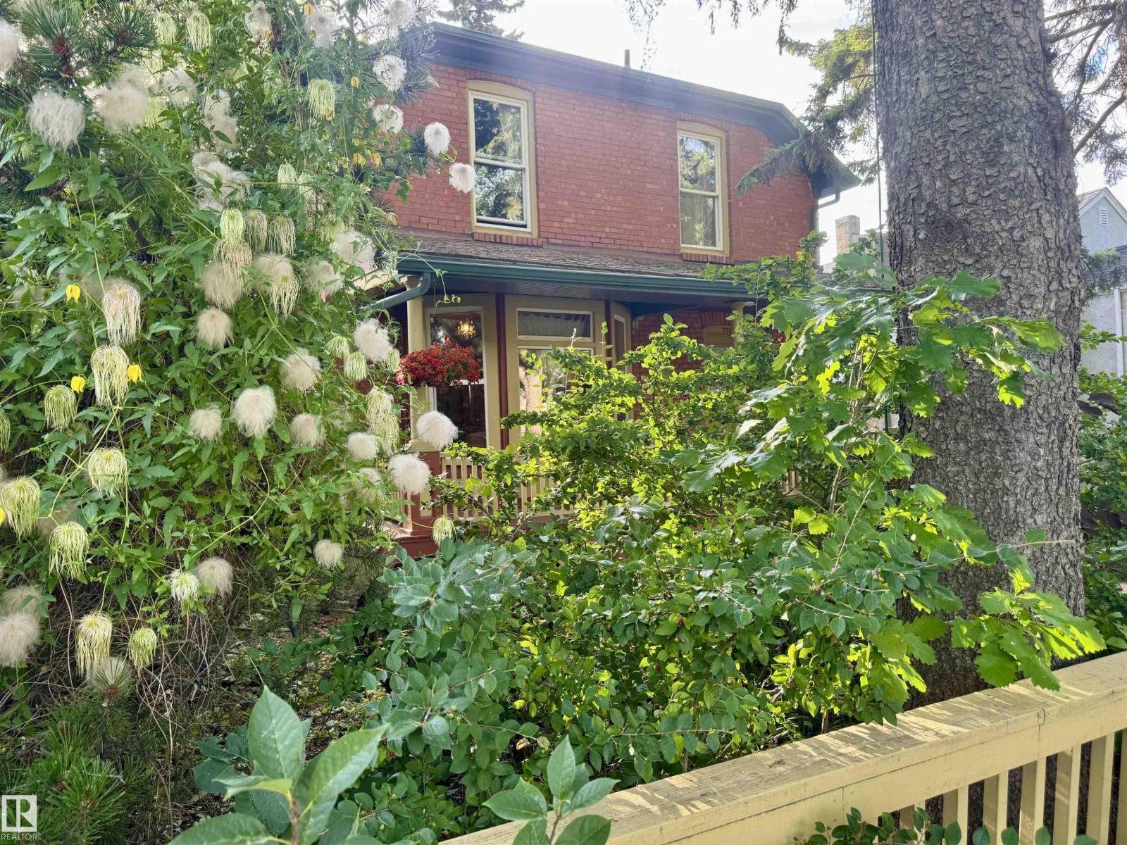 Photo 8 of 7024 105 A St Nw, Edmonton AB
