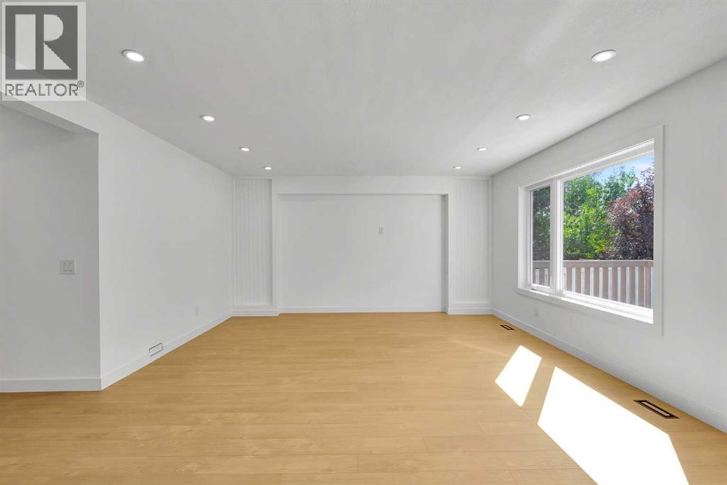 Single Family House for Sale in  Sandringham Road NW Sandstone Valley Calgary 