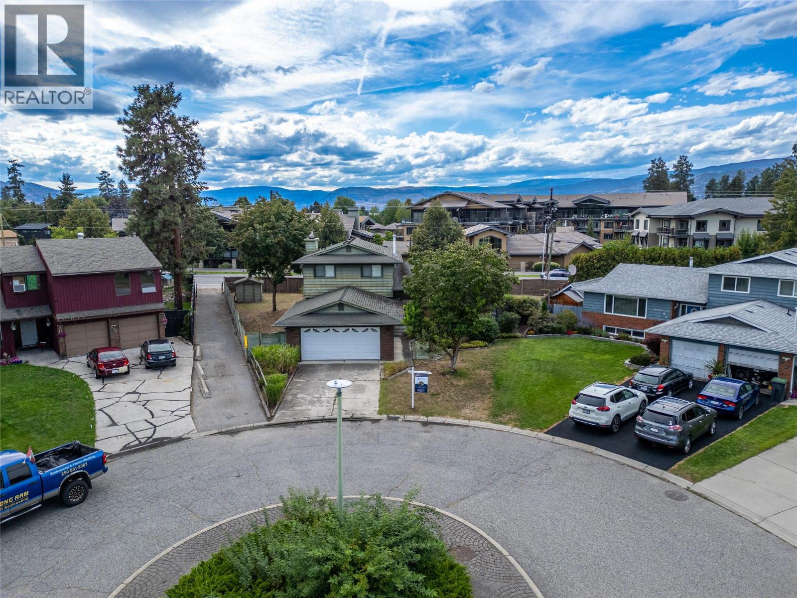 Photo 4 of 620 Tomby Court, Kelowna BC