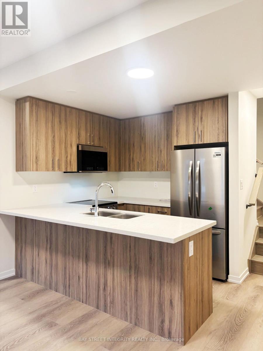 Photo 2 of 64 Matawin Lane, Richmond Hill ON