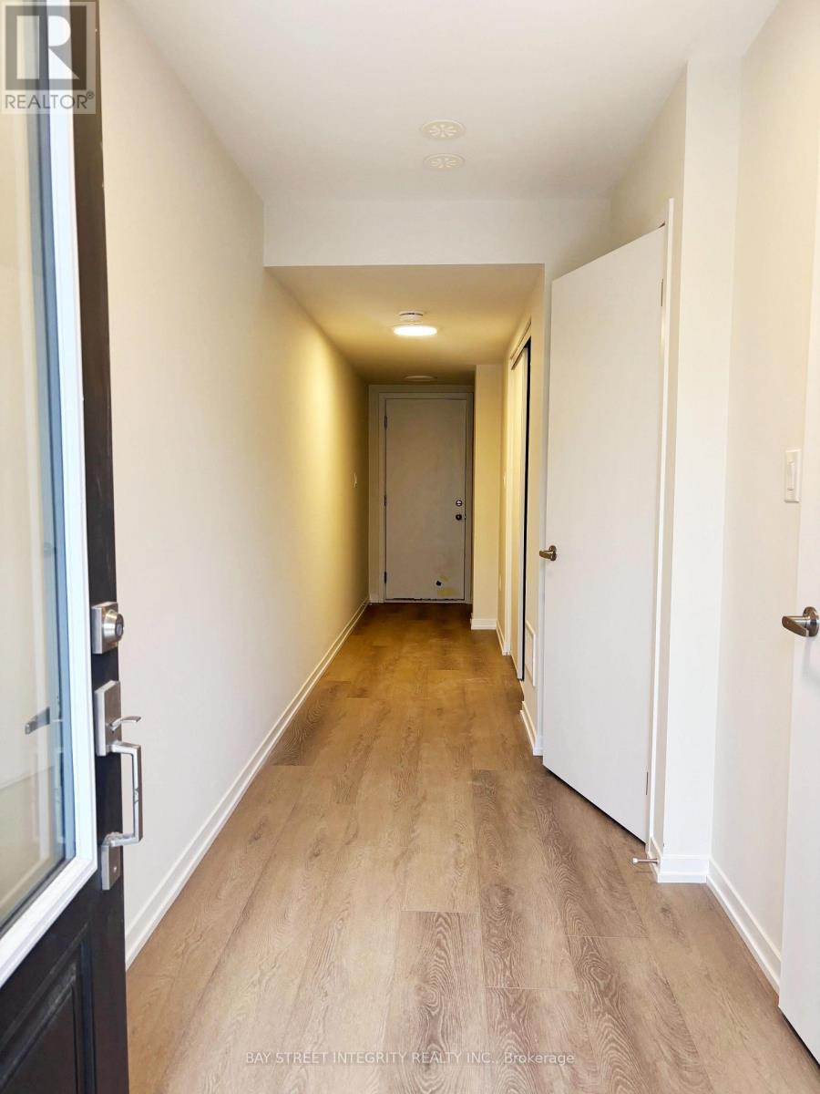 Photo 9 of 64 Matawin Lane, Richmond Hill ON