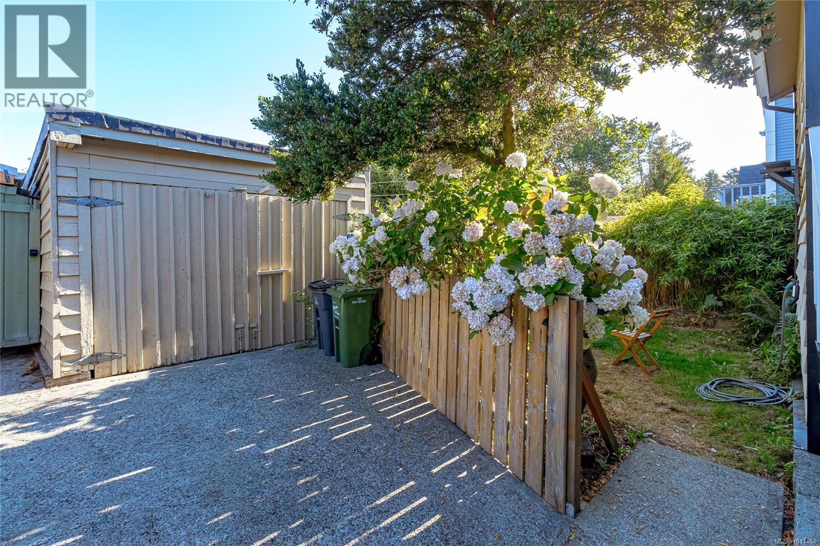 Photo 33 of 1512 Brooke St, Victoria BC