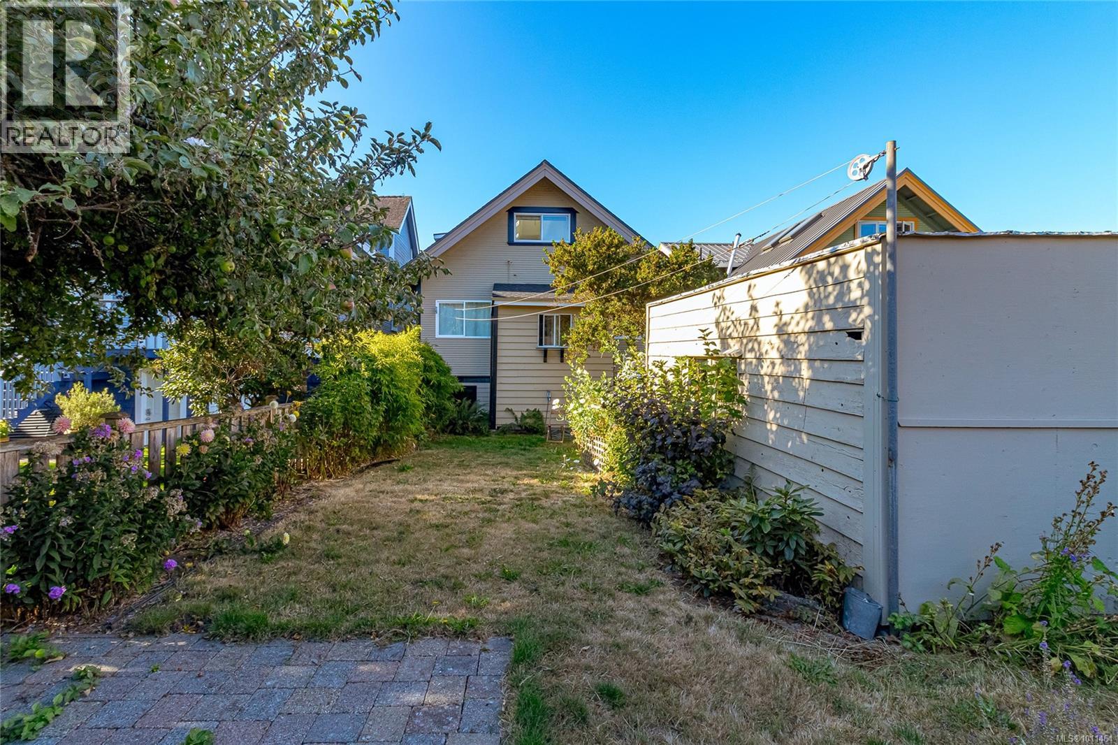 Photo 17 of 1512 Brooke St, Victoria BC