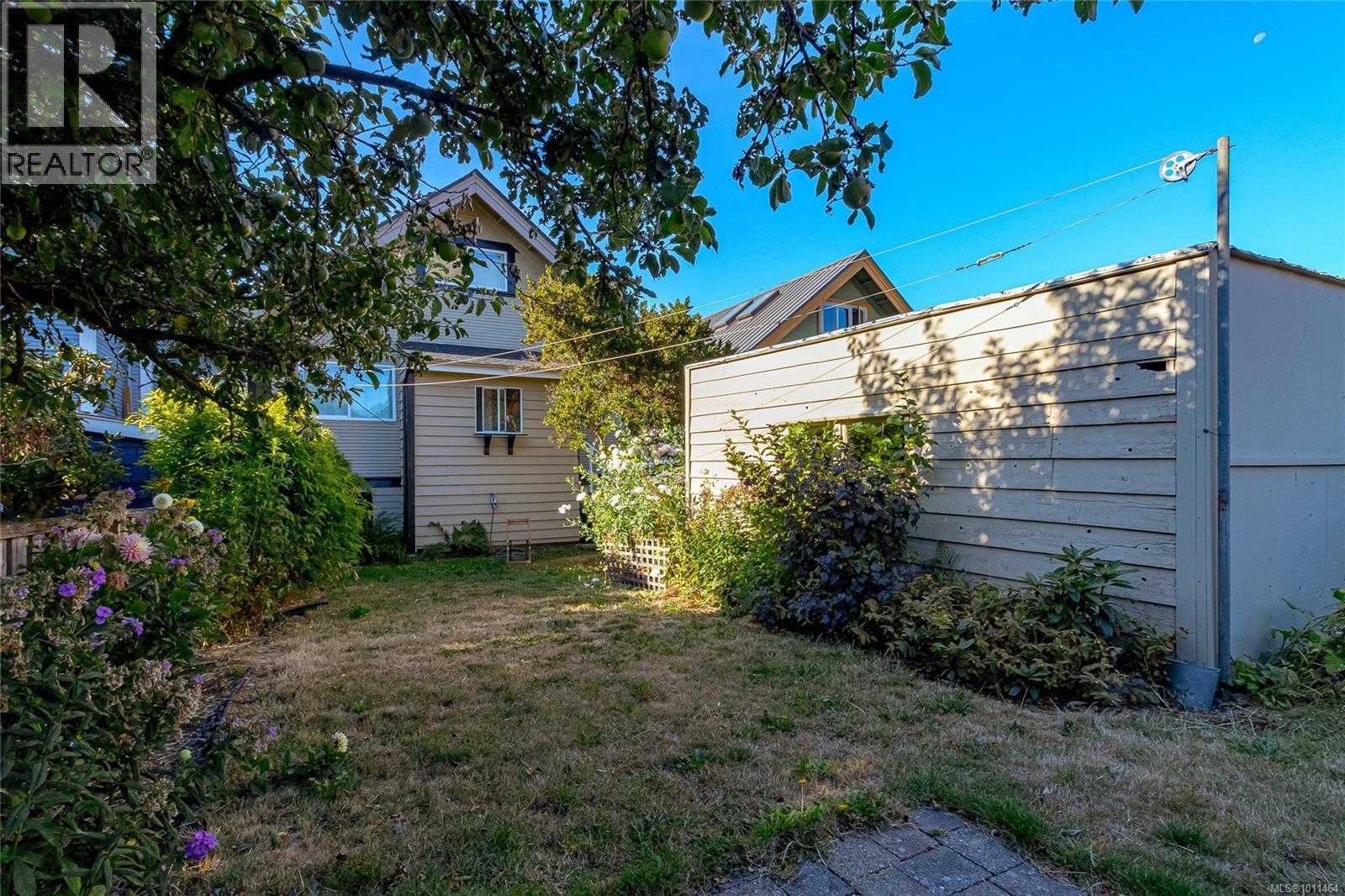 Photo 34 of 1512 Brooke St, Victoria BC