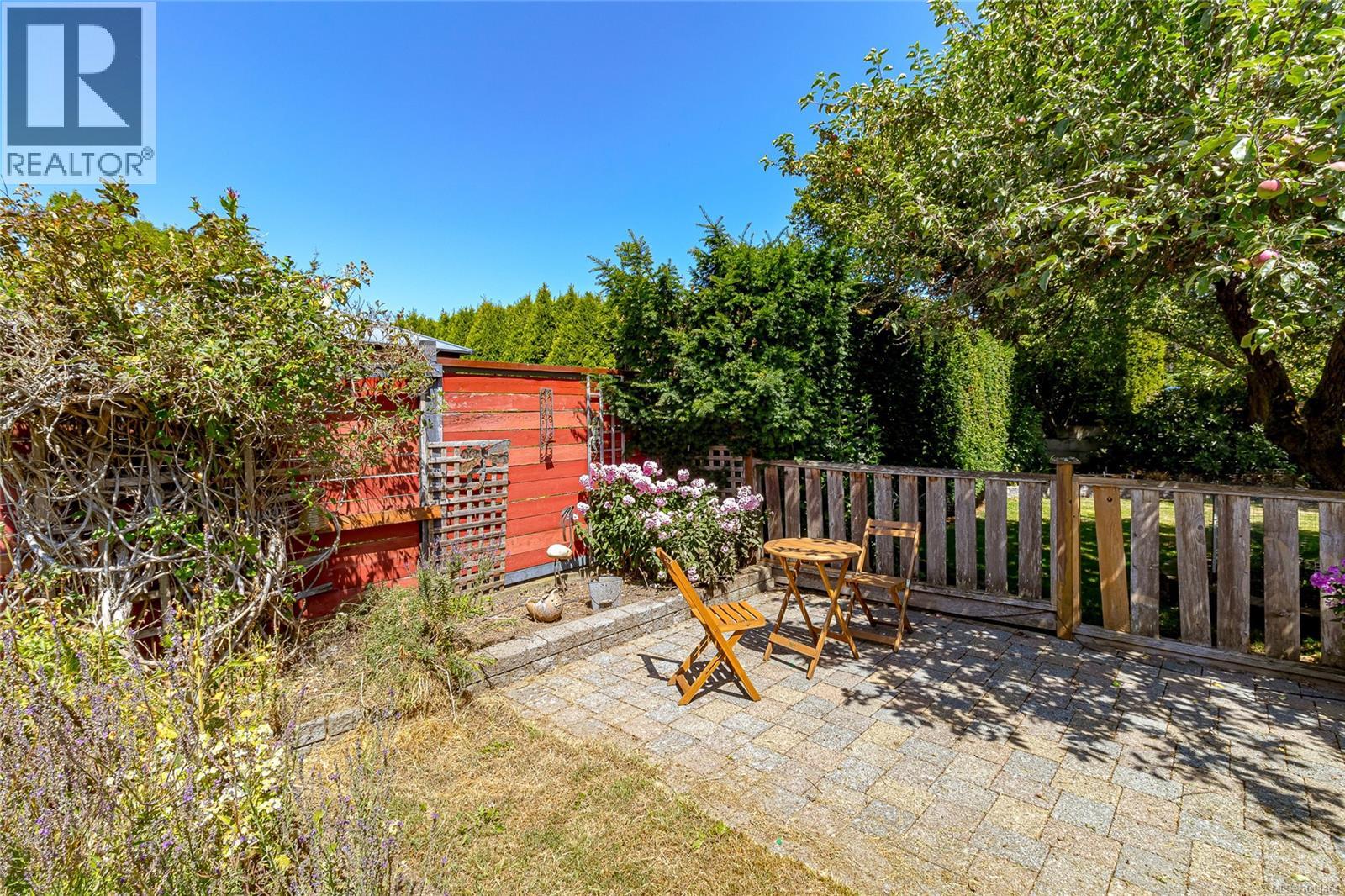 Photo 13 of 1512 Brooke St, Victoria BC