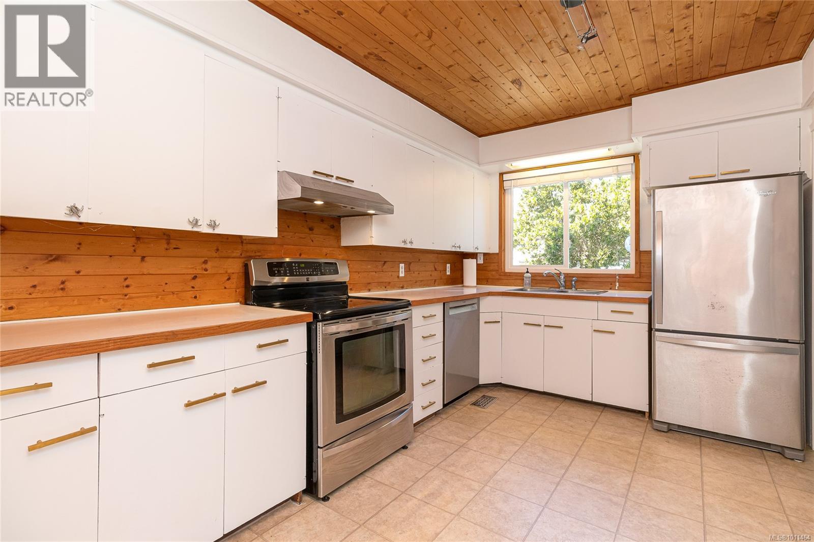 Photo 27 of 1512 Brooke St, Victoria BC