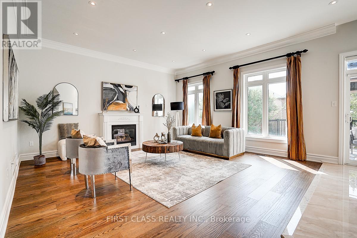 Photo 10 of 50 Hayfield Crescent, Richmond Hill ON