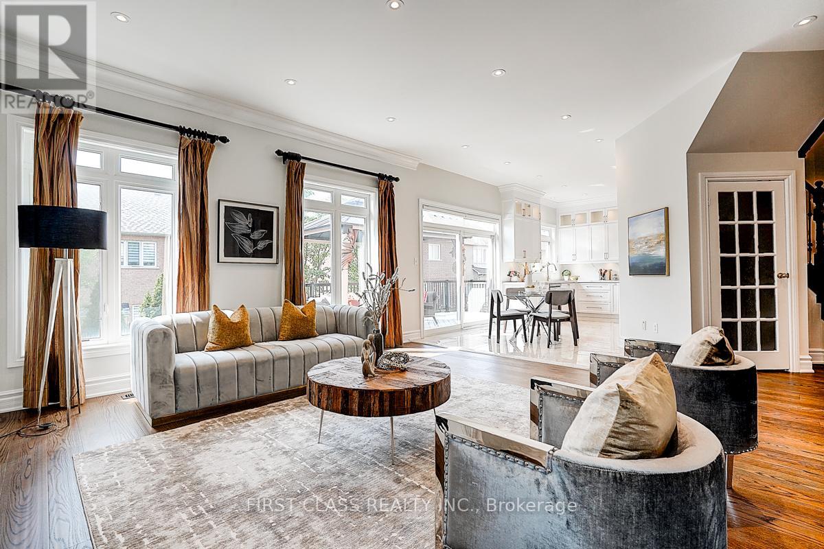 Photo 11 of 50 Hayfield Crescent, Richmond Hill ON