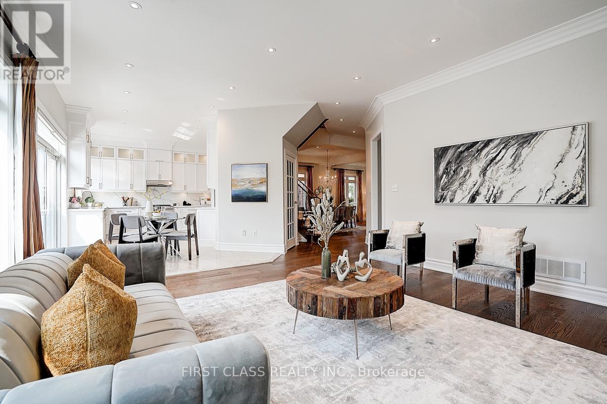 Photo 12 of 50 Hayfield Crescent, Richmond Hill ON
