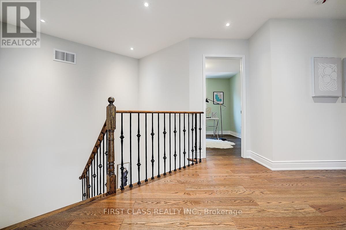 Photo 21 of 50 Hayfield Crescent, Richmond Hill ON