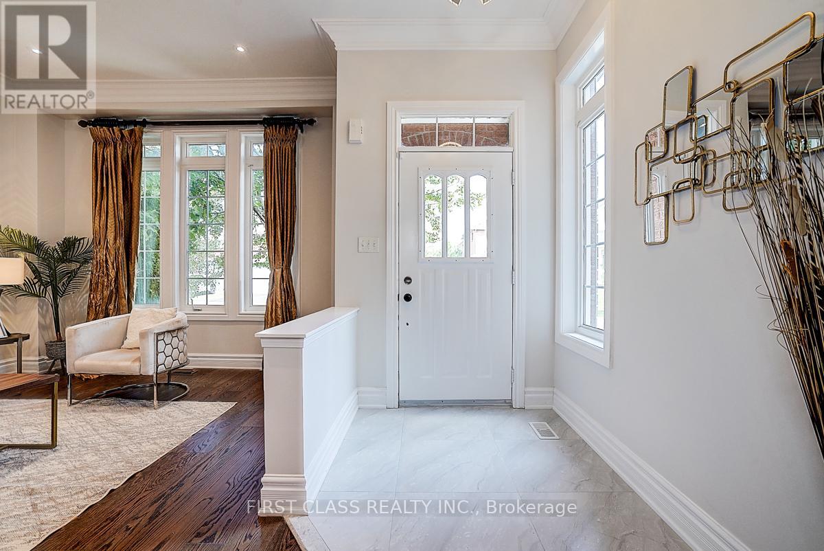 Photo 3 of 50 Hayfield Crescent, Richmond Hill ON