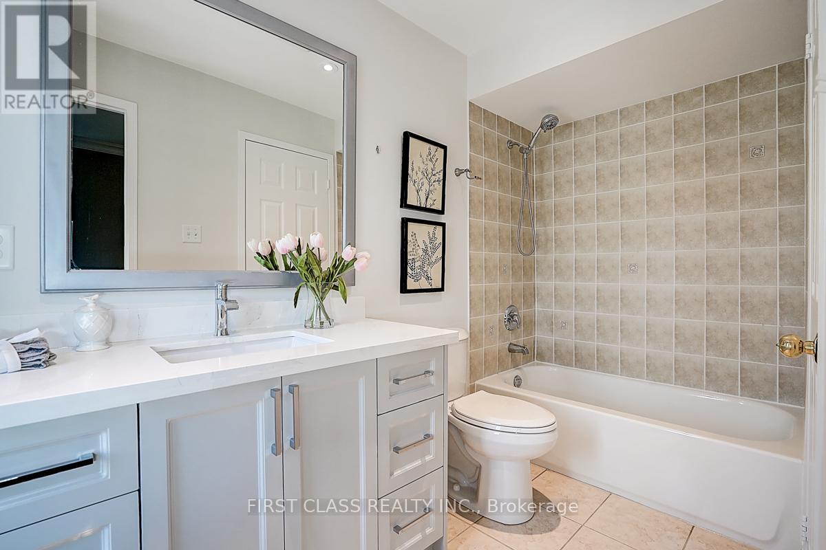 Photo 39 of 50 Hayfield Crescent, Richmond Hill ON