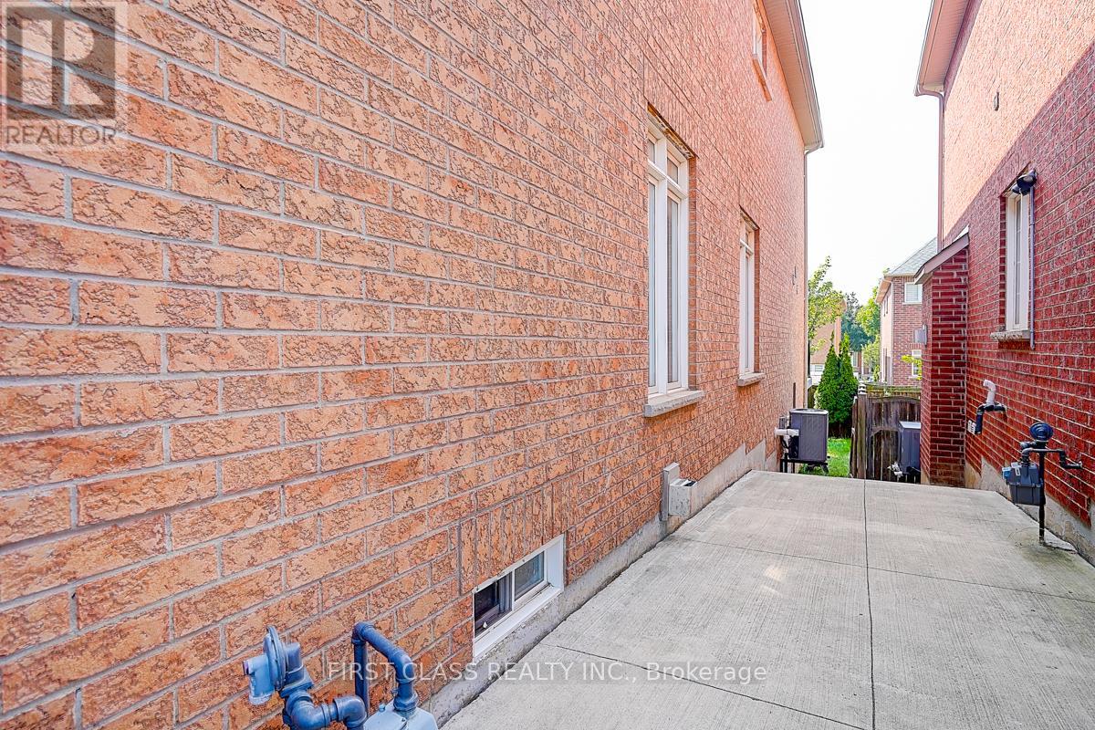 Photo 44 of 50 Hayfield Crescent, Richmond Hill ON
