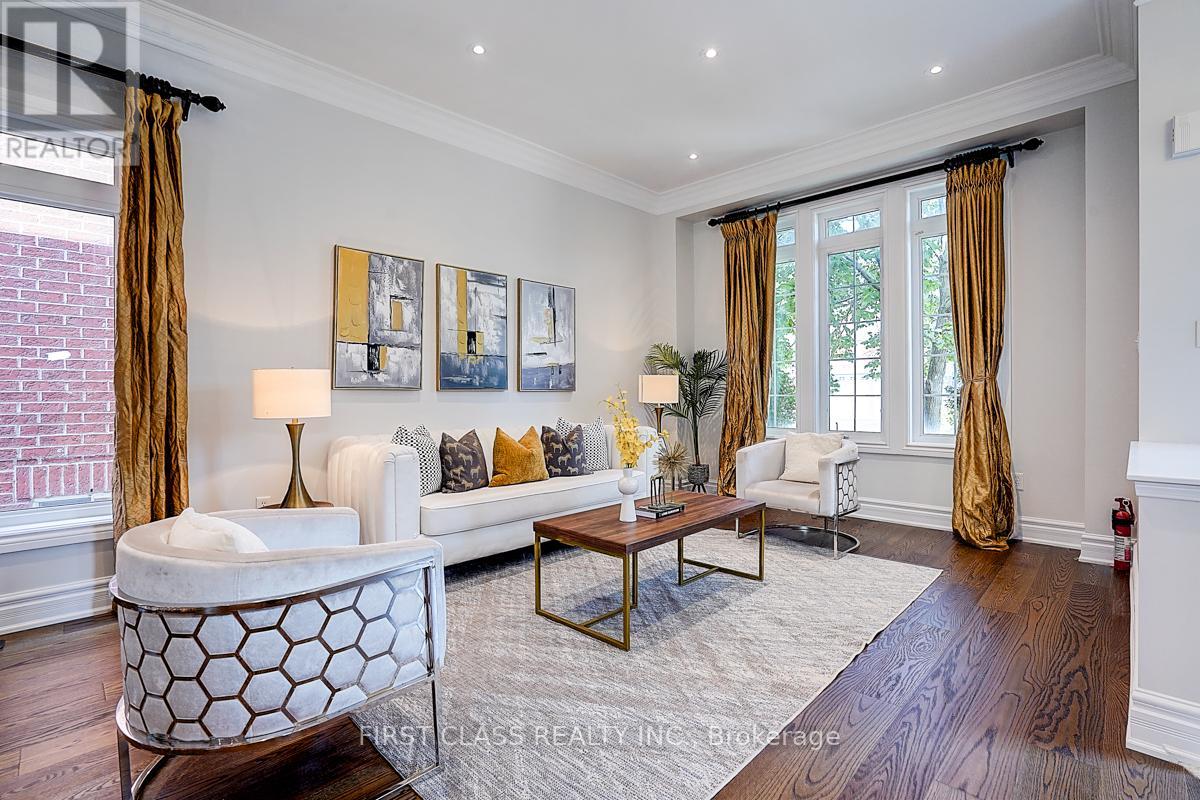 Photo 5 of 50 Hayfield Crescent, Richmond Hill ON