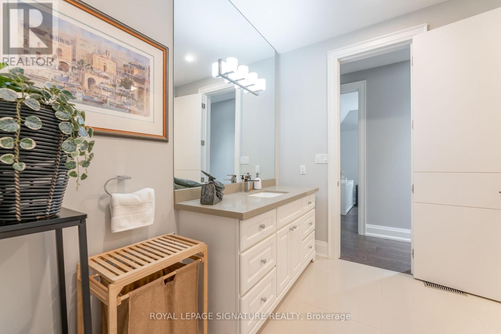 Photo 18 of 1449 Crescent Road, Mississauga ON