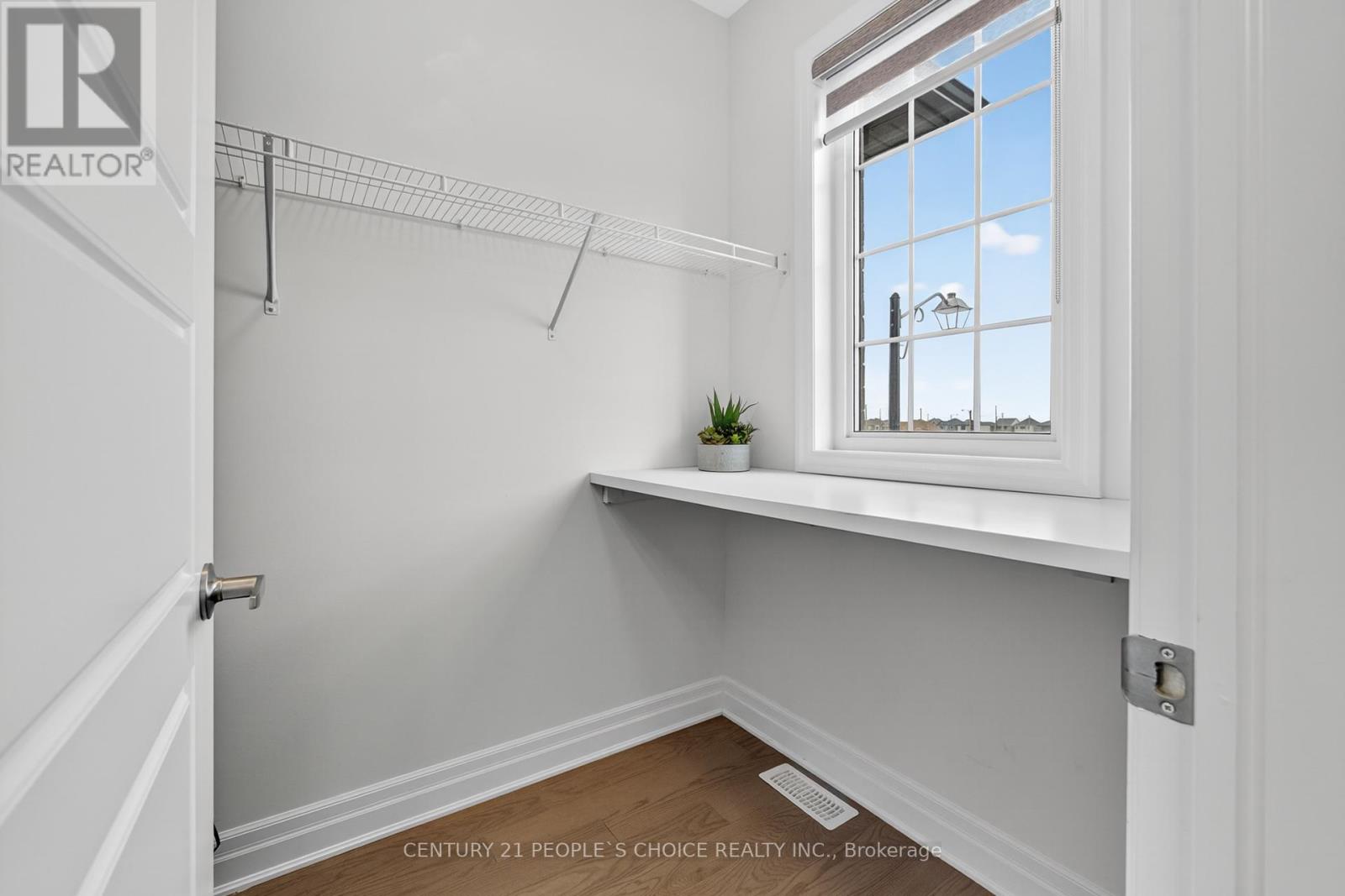 Photo 38 of 1297 Manitou Way, Milton ON