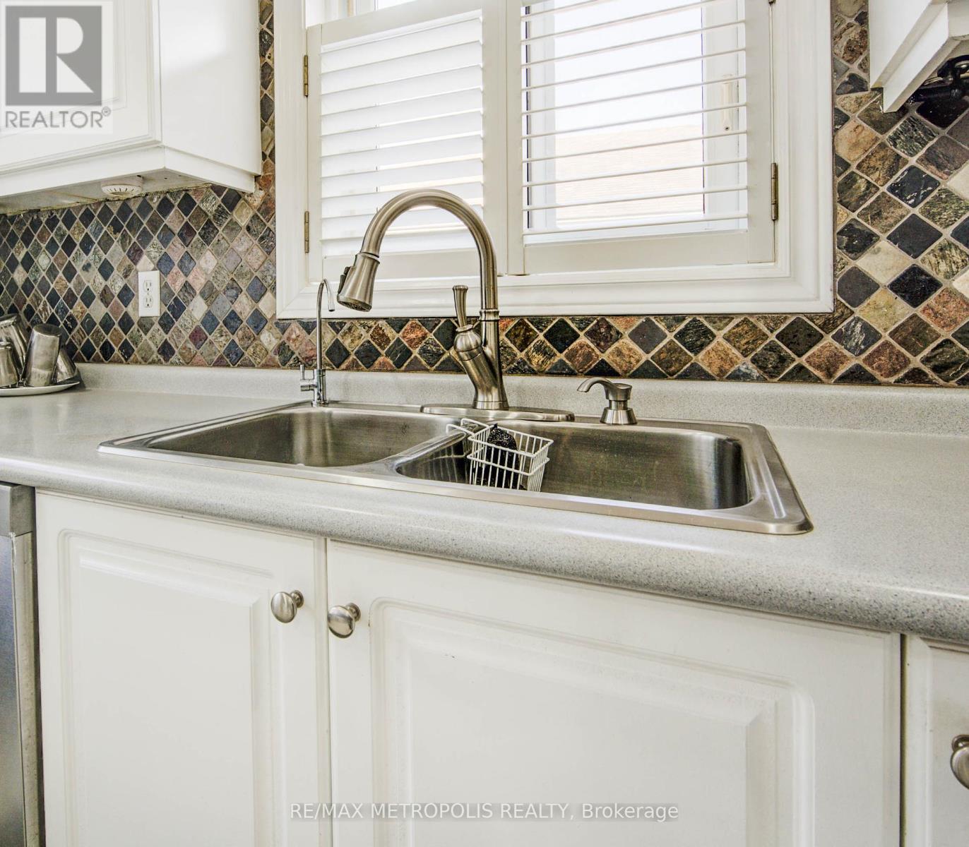 Photo 7 of 258 Saginaw Parkway, Cambridge ON