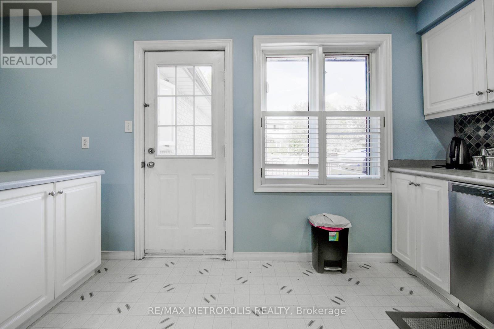 Photo 10 of 258 Saginaw Parkway, Cambridge ON
