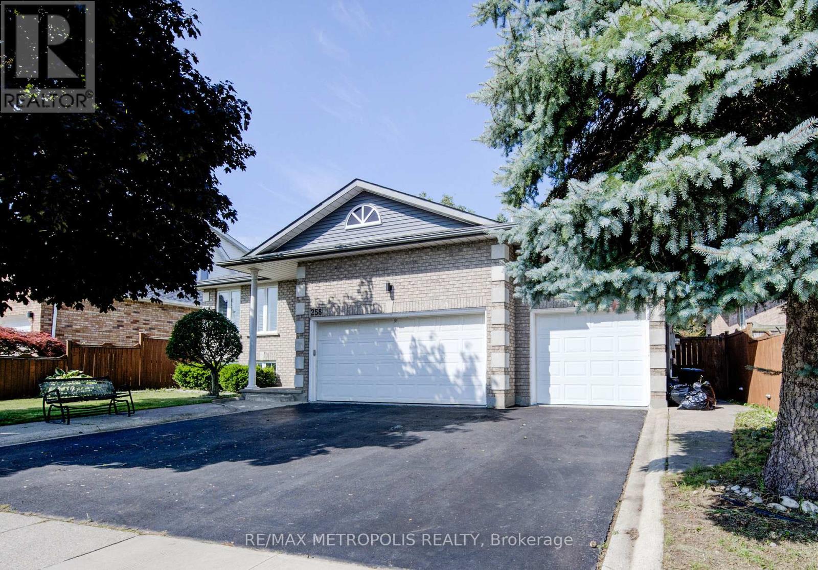 Photo 38 of 258 Saginaw Parkway, Cambridge ON