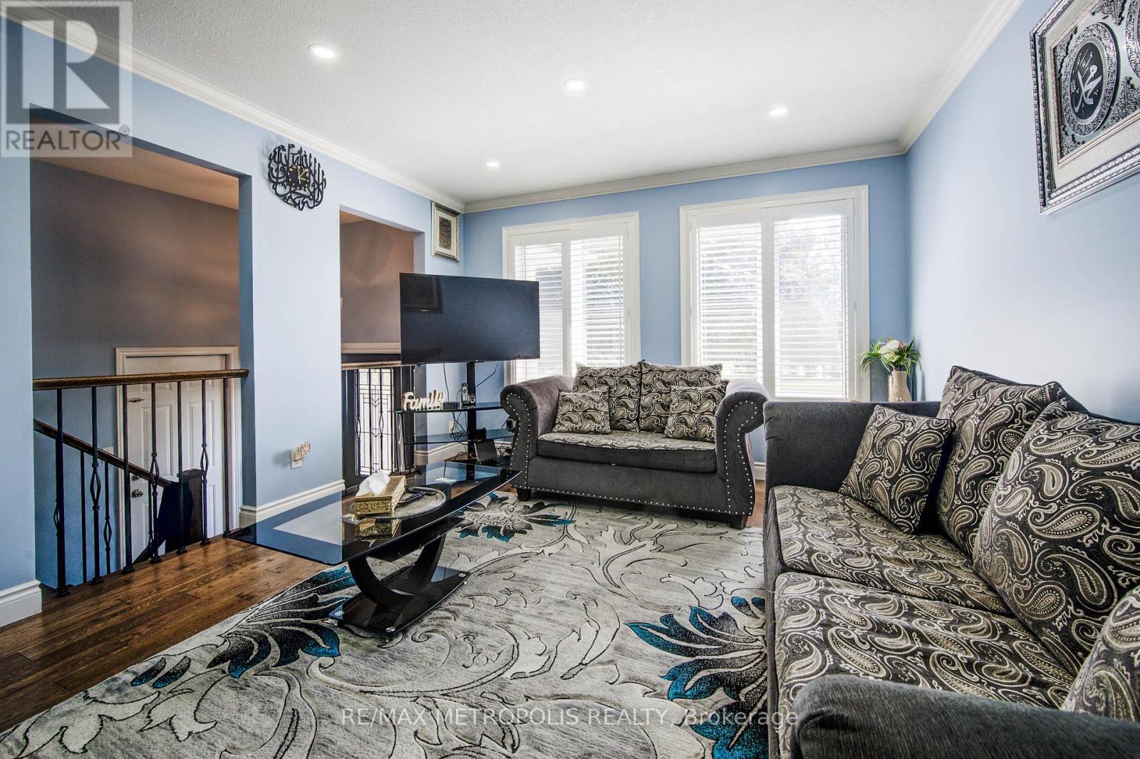 Photo 3 of 258 Saginaw Parkway, Cambridge ON