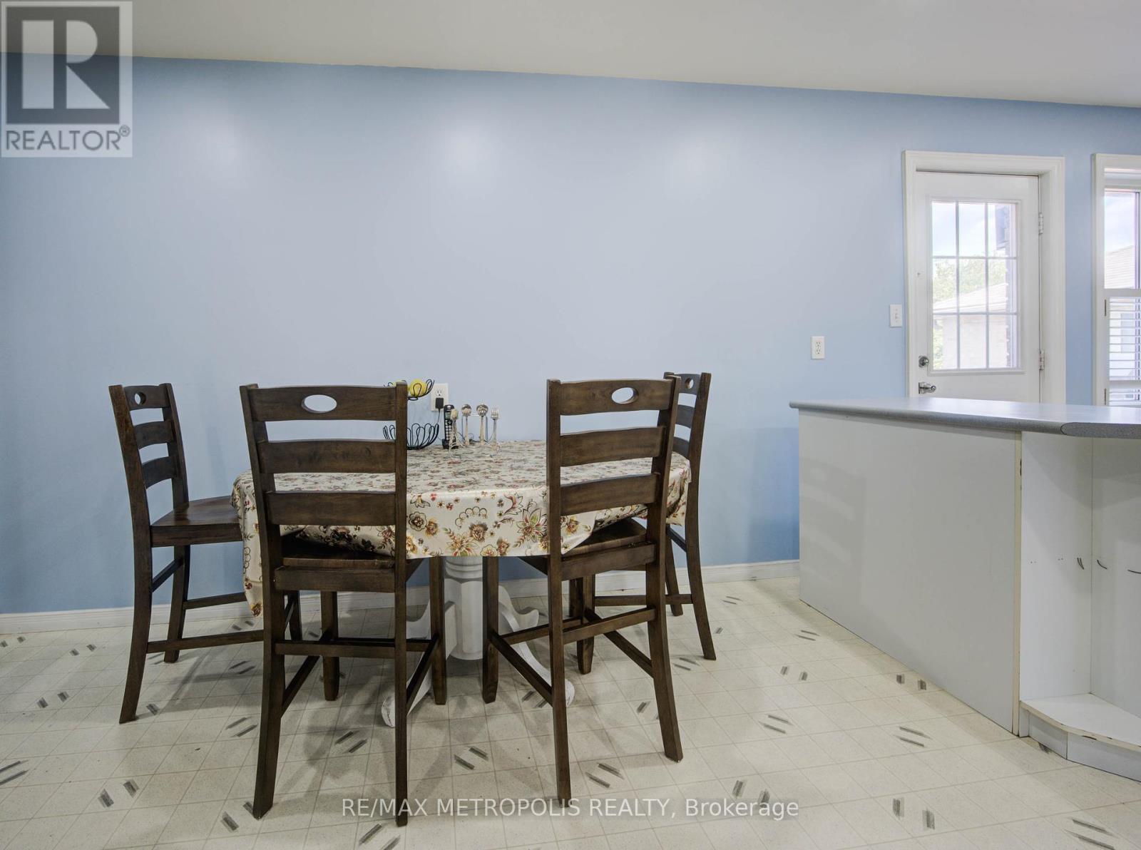 Photo 5 of 258 Saginaw Parkway, Cambridge ON