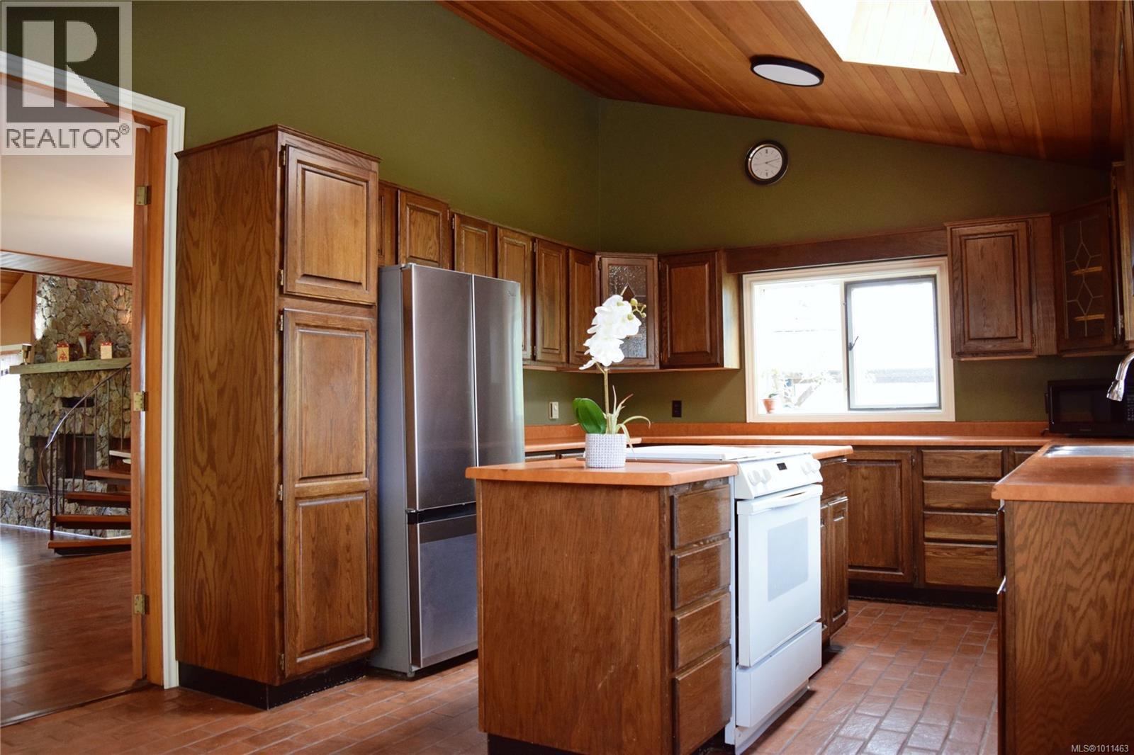 Photo 3 of 1568 Eric Rd, Saanich BC