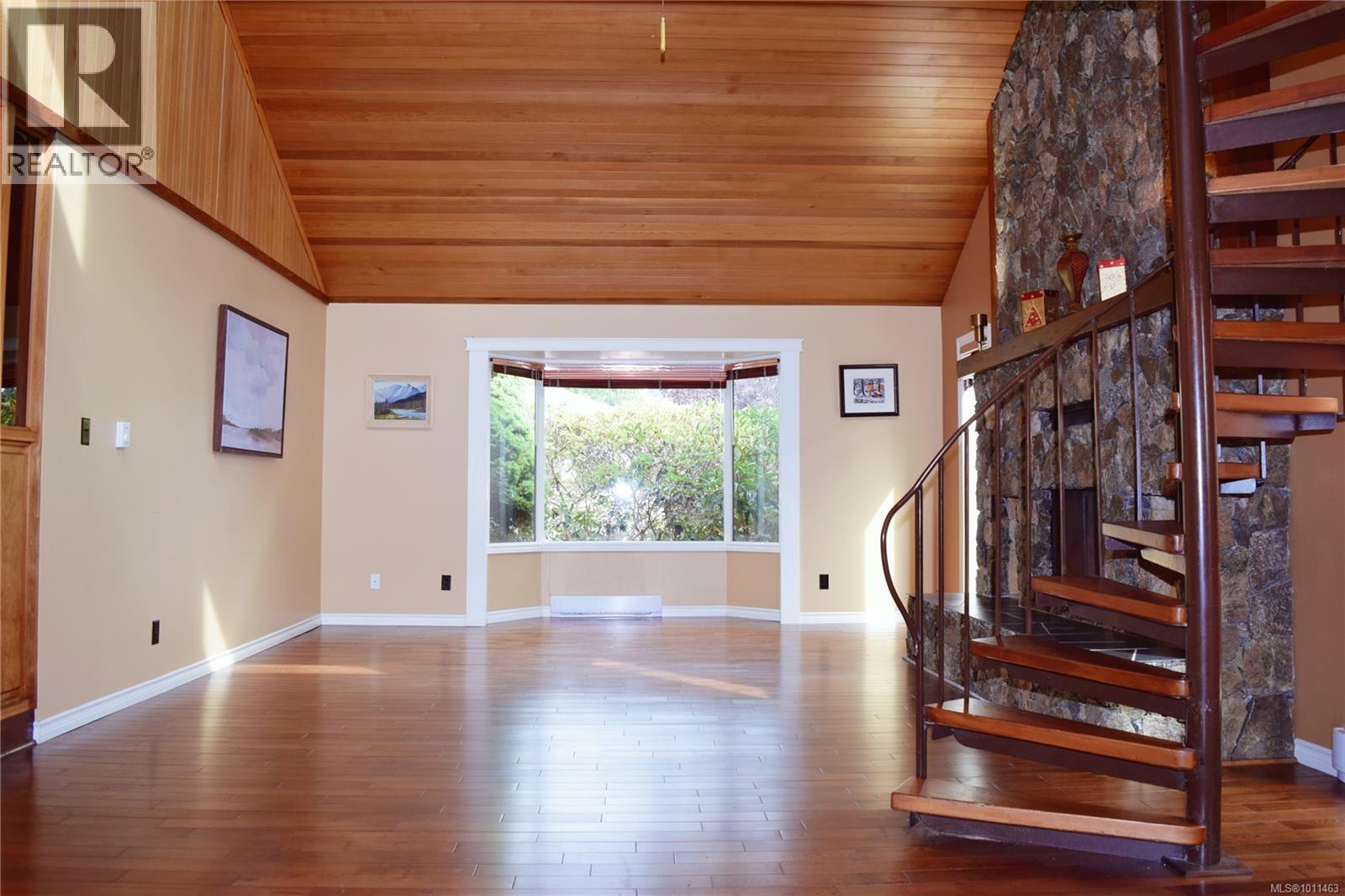 Photo 6 of 1568 Eric Rd, Saanich BC