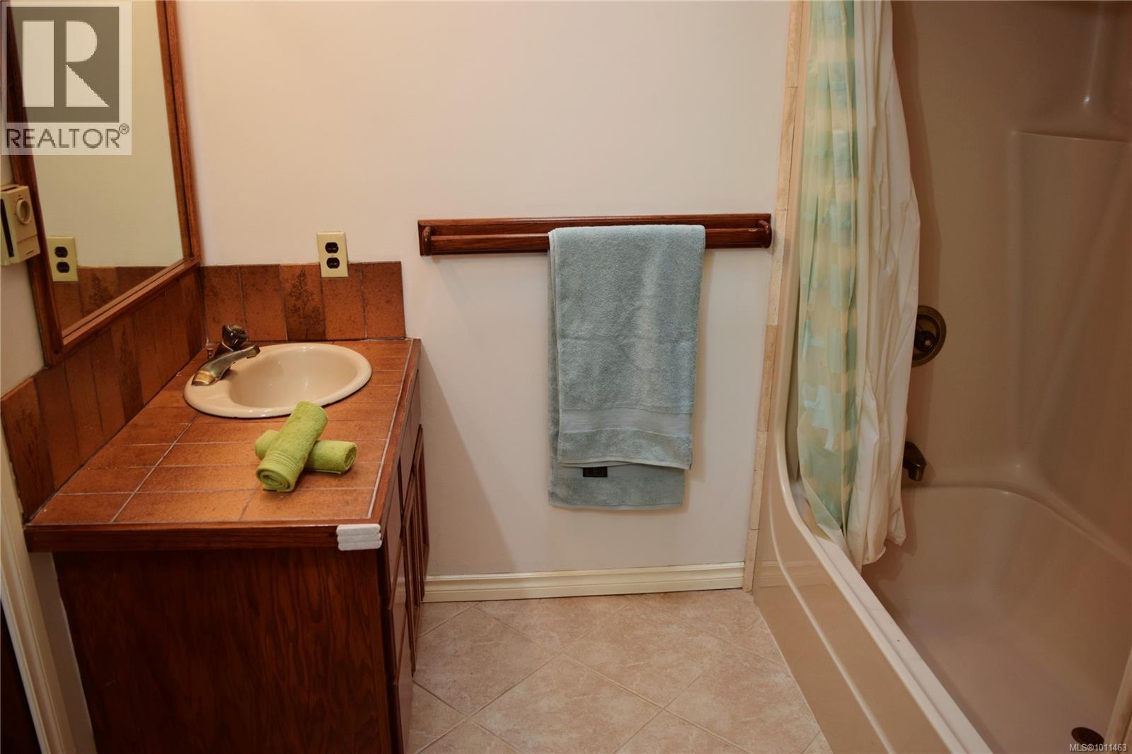 Photo 7 of 1568 Eric Rd, Saanich BC