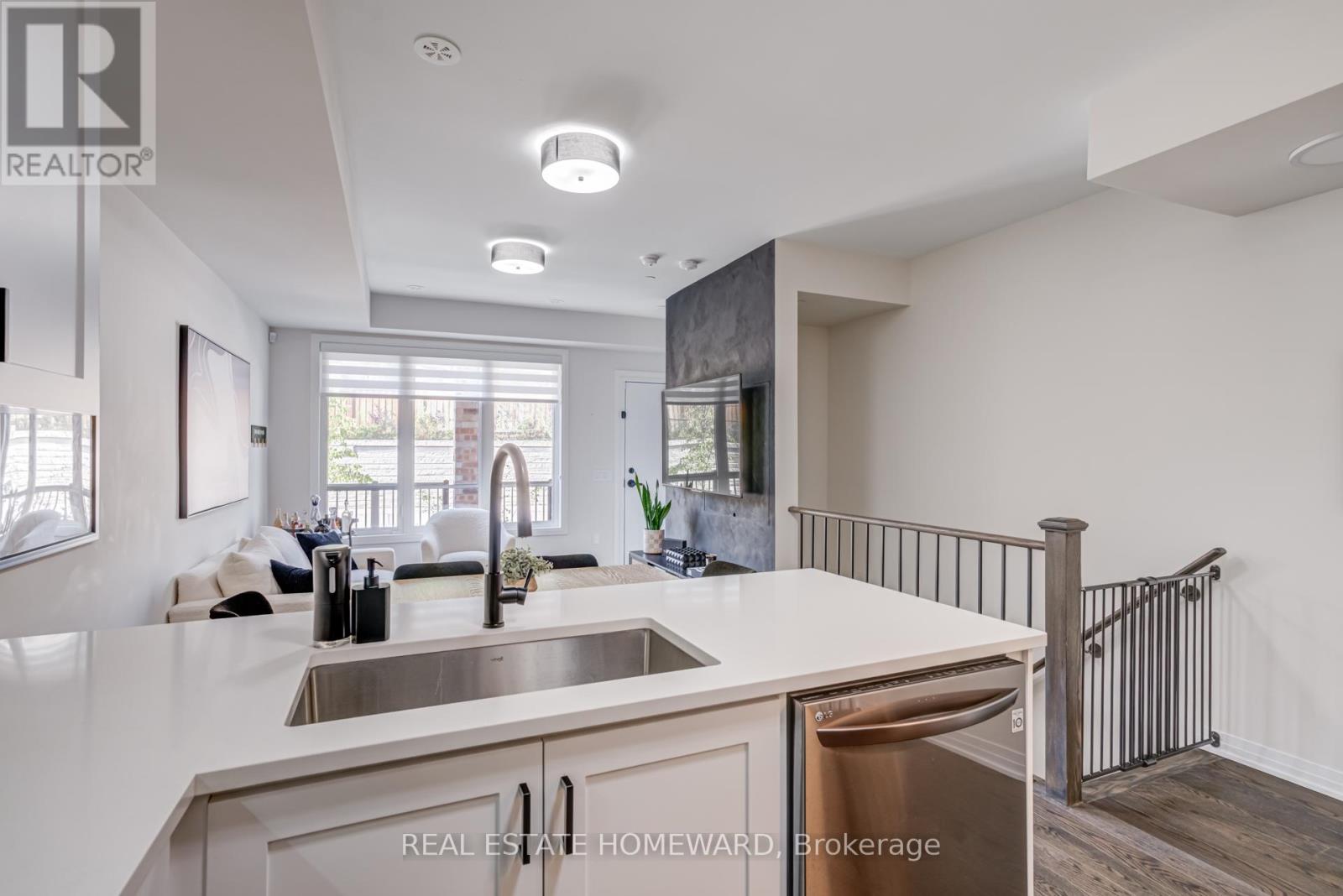 Photo 8 of 12 40 Baynes Way, Bradford West Gwillimbury ON