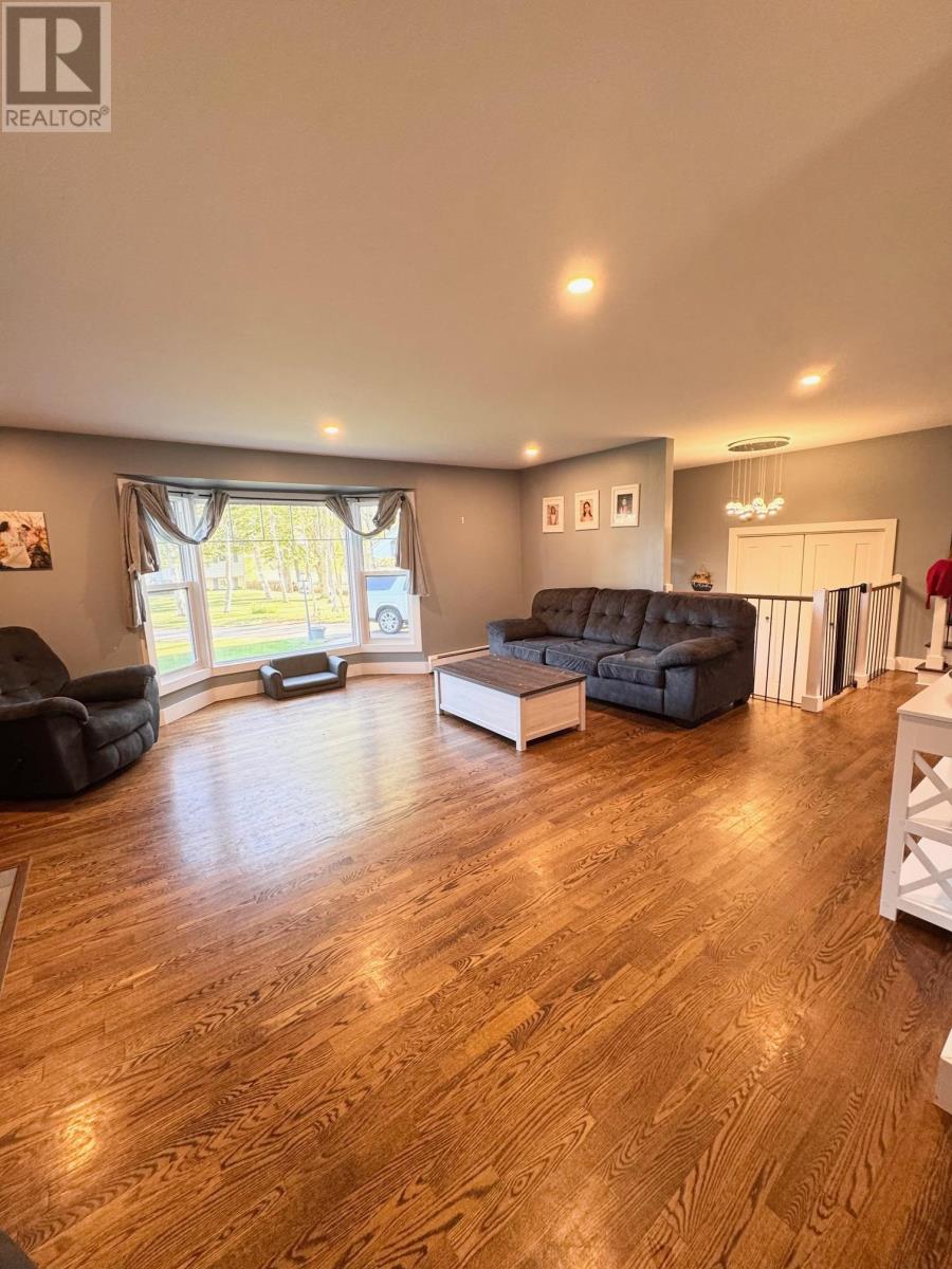 25 CHARLOTTE DRIVE - 7