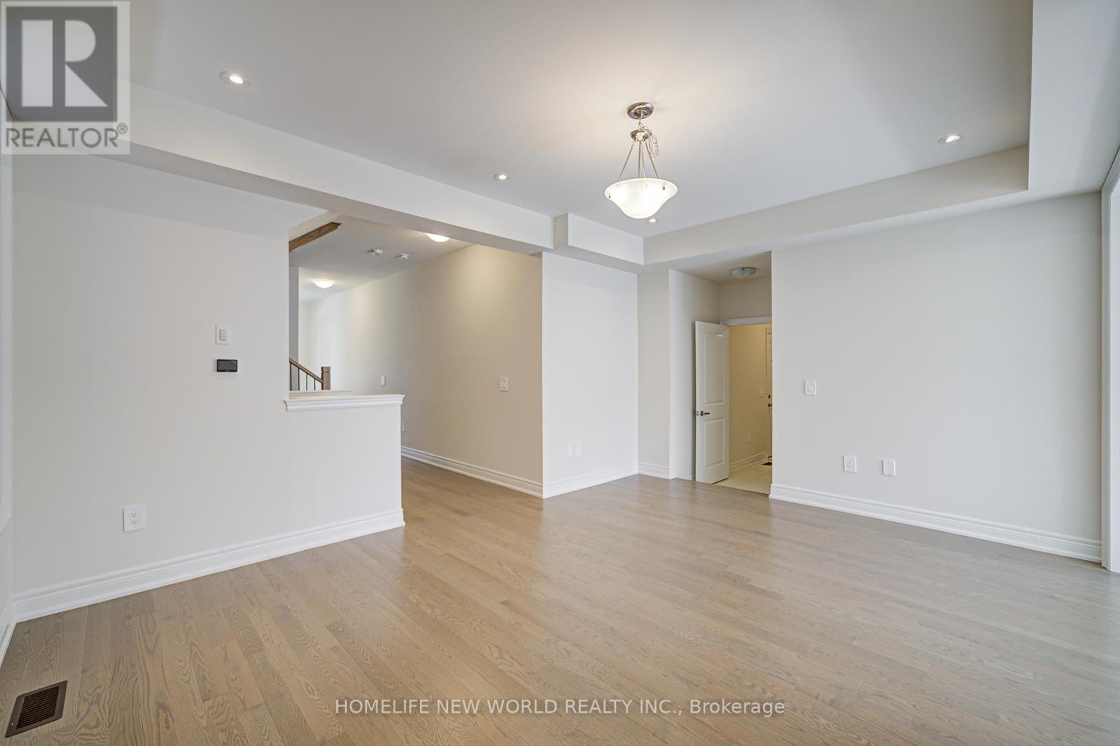 Photo 7 of 120 Kenneth Rogers Crescent, East Gwillimbury ON