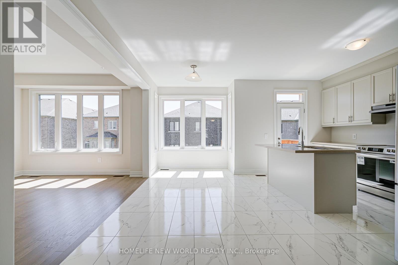 Photo 6 of 120 Kenneth Rogers Crescent, East Gwillimbury ON