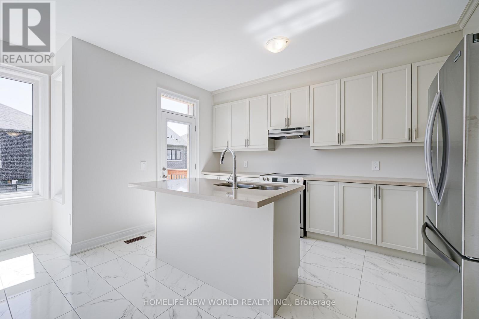 Photo 35 of 120 Kenneth Rogers Crescent, East Gwillimbury ON