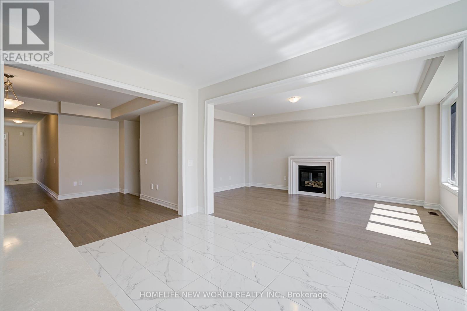 Photo 4 of 120 Kenneth Rogers Crescent, East Gwillimbury ON