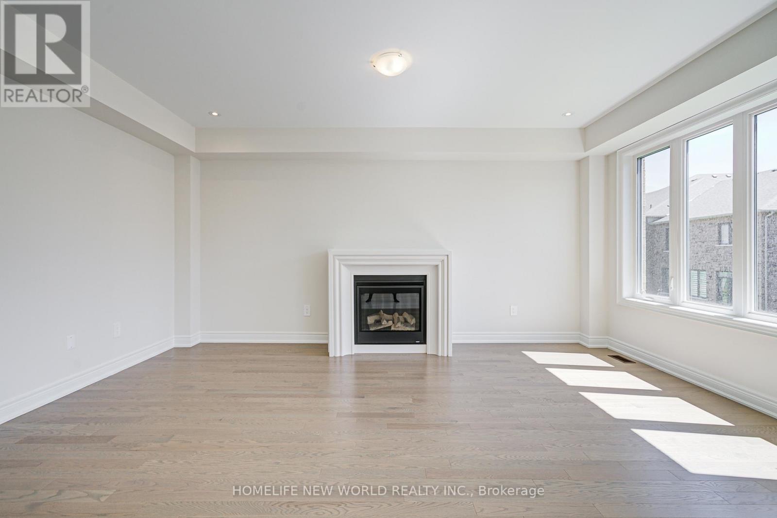 Photo 14 of 120 Kenneth Rogers Crescent, East Gwillimbury ON