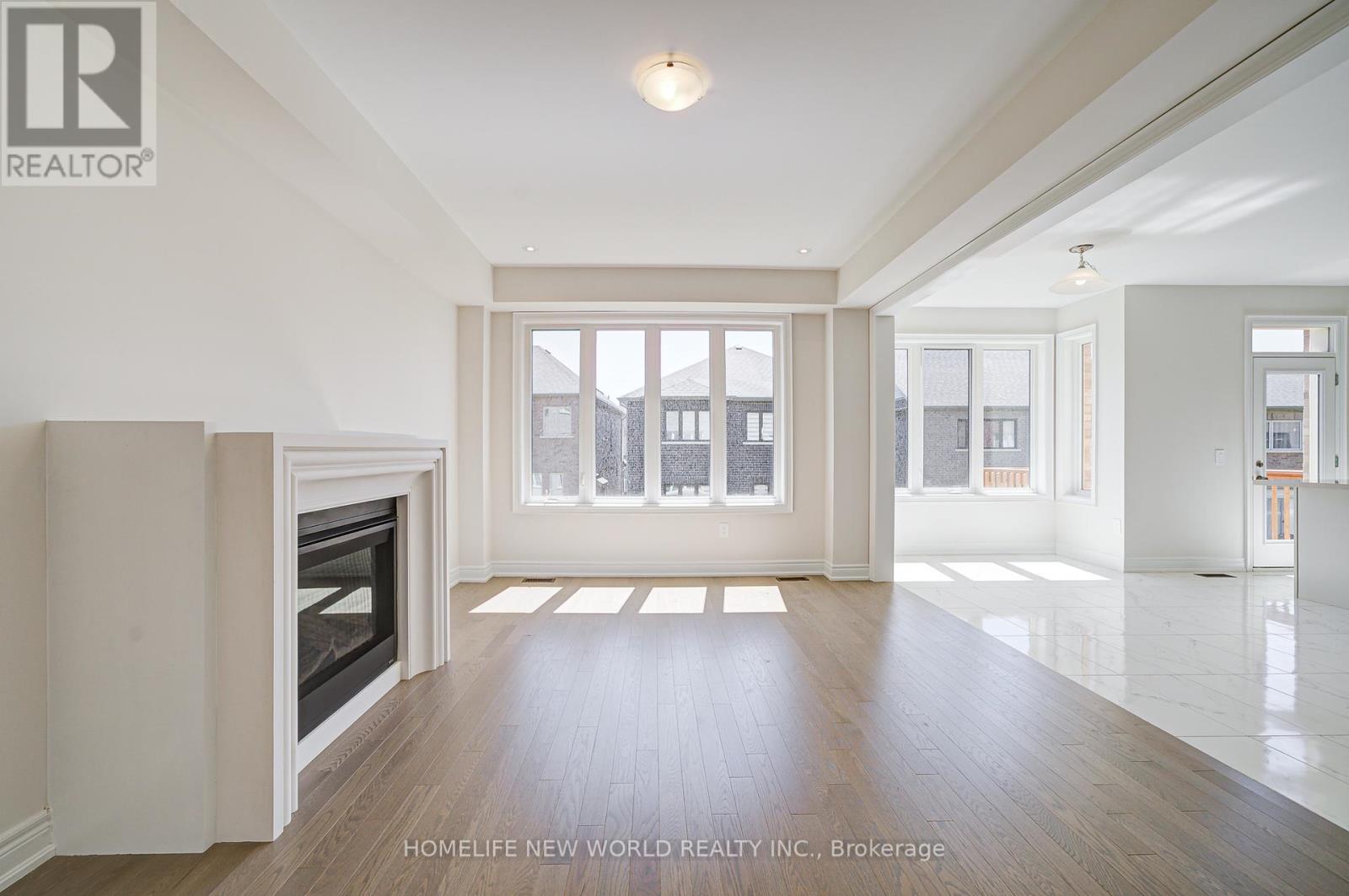 Photo 3 of 120 Kenneth Rogers Crescent, East Gwillimbury ON