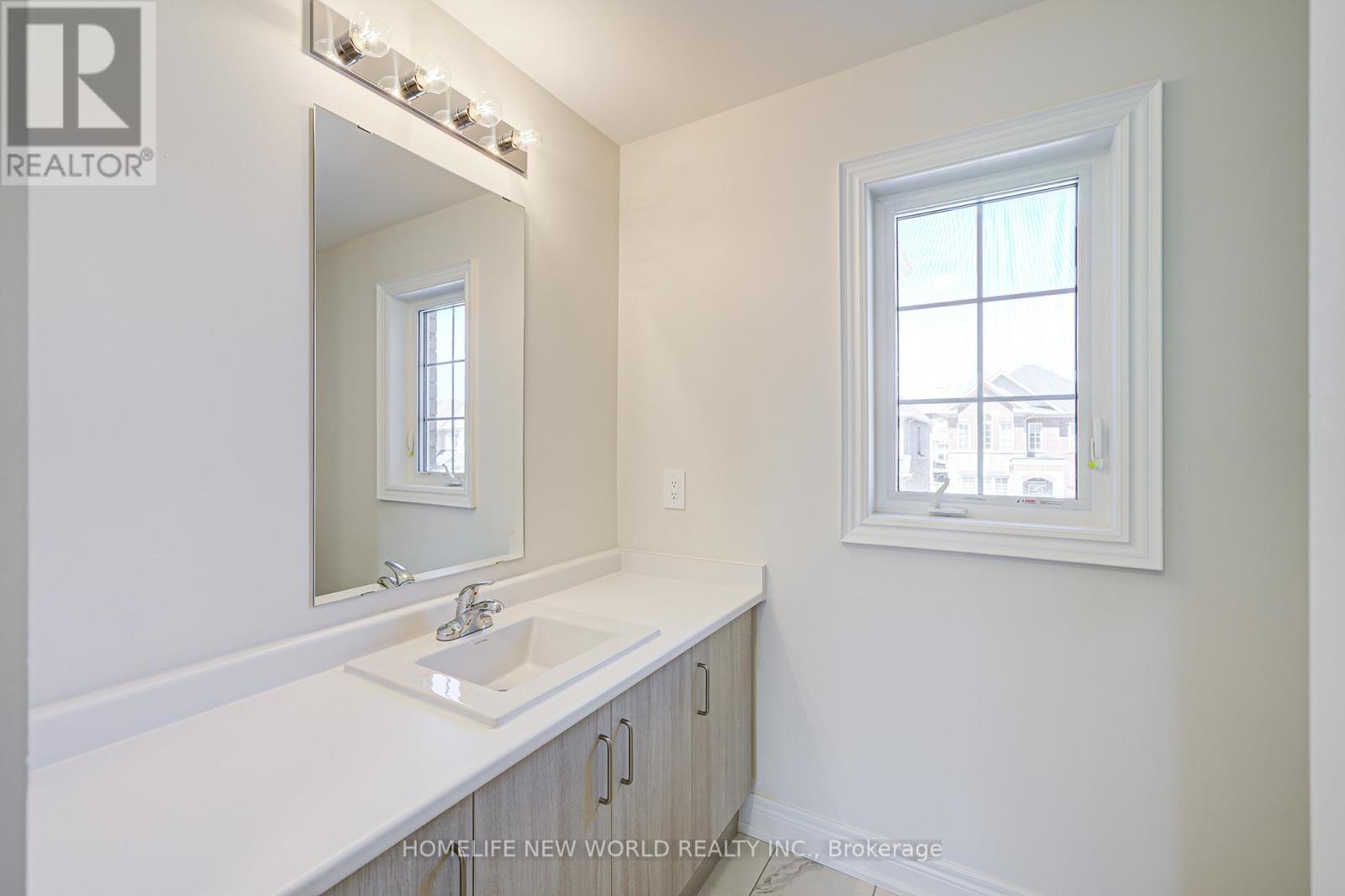 Photo 10 of 120 Kenneth Rogers Crescent, East Gwillimbury ON