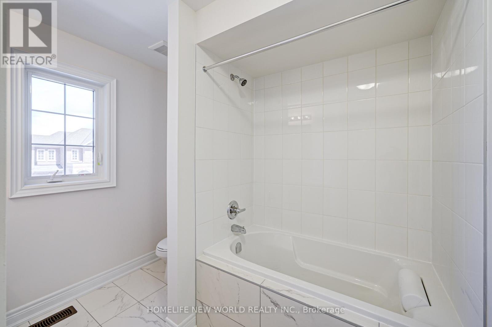 Photo 26 of 120 Kenneth Rogers Crescent, East Gwillimbury ON