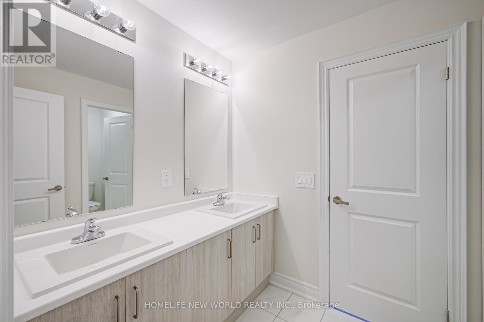 Photo 25 of 120 Kenneth Rogers Crescent, East Gwillimbury ON