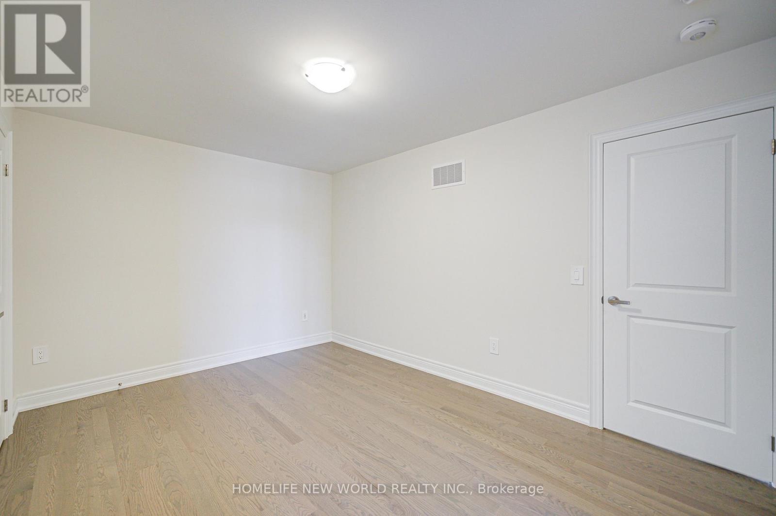 Photo 32 of 120 Kenneth Rogers Crescent, East Gwillimbury ON