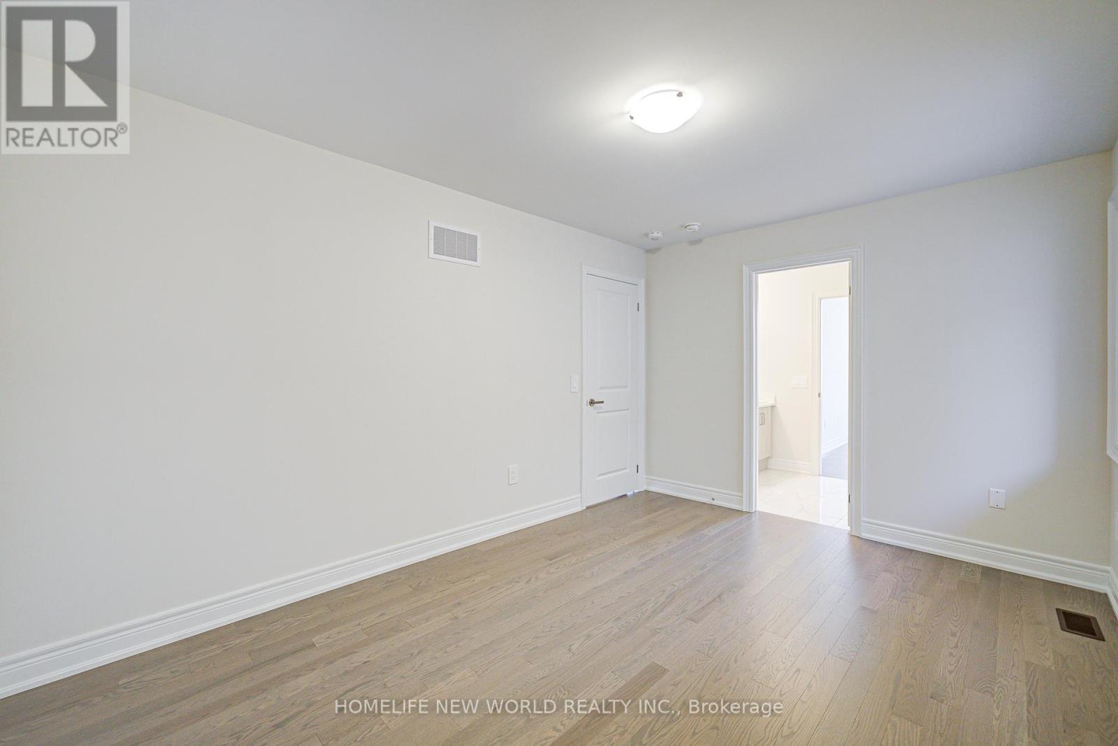 Photo 45 of 120 Kenneth Rogers Crescent, East Gwillimbury ON